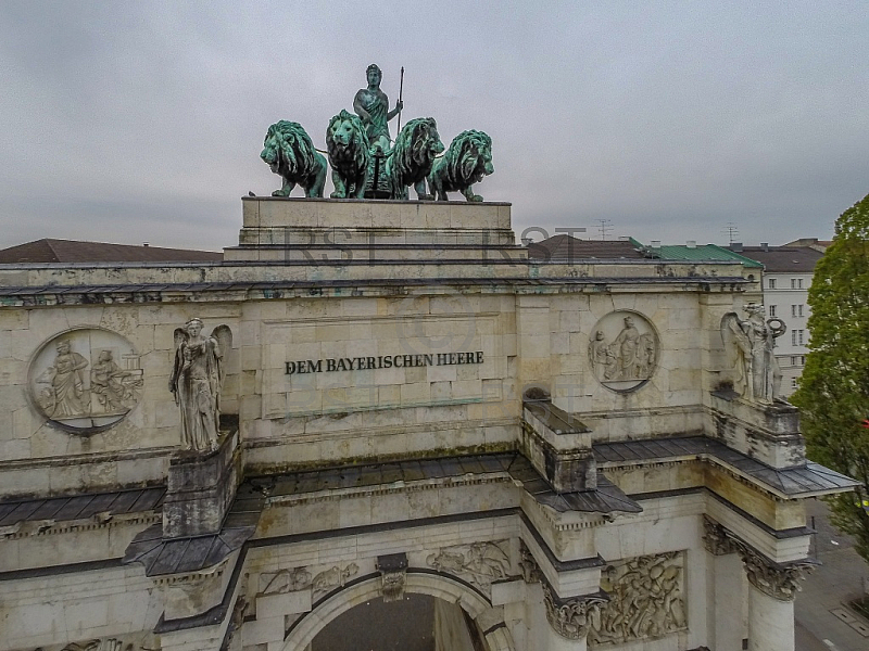 GER, Feature Luftbilder des Muenchner Siegestors mit seiner Quadriga