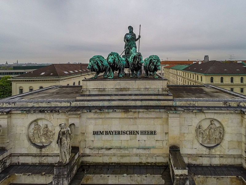 GER, Feature Luftbilder des Muenchner Siegestors mit seiner Quadriga