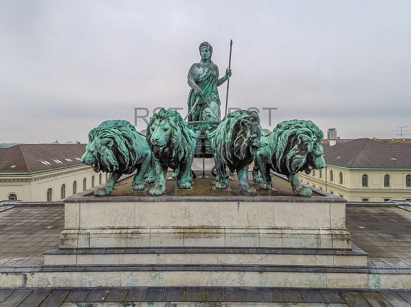 GER, Feature Luftbilder des Muenchner Siegestors mit seiner Quadriga