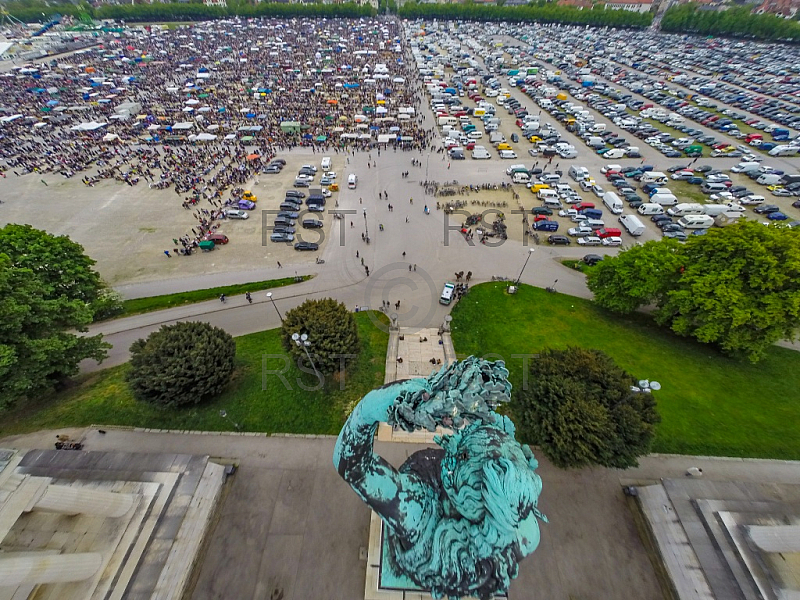 GER, Feature Luftbilder der Theresienwiese mit dem groessten Flohmarkt Bayerns veranstaltet durch das BRK 