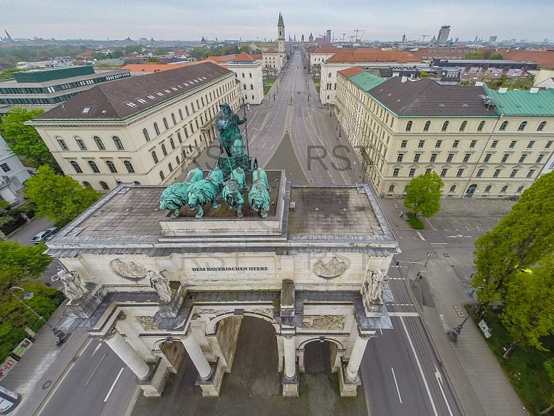 GER, Feature Luftbilder des Muenchner Siegestors mit seiner Quadriga