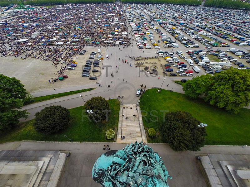 GER, Feature Luftbilder der Theresienwiese mit dem groessten Flohmarkt Bayerns veranstaltet durch das BRK 