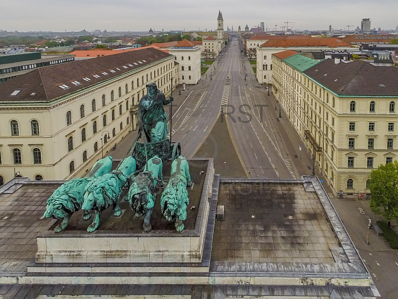 GER, Feature Luftbilder des Muenchner Siegestors mit seiner Quadriga