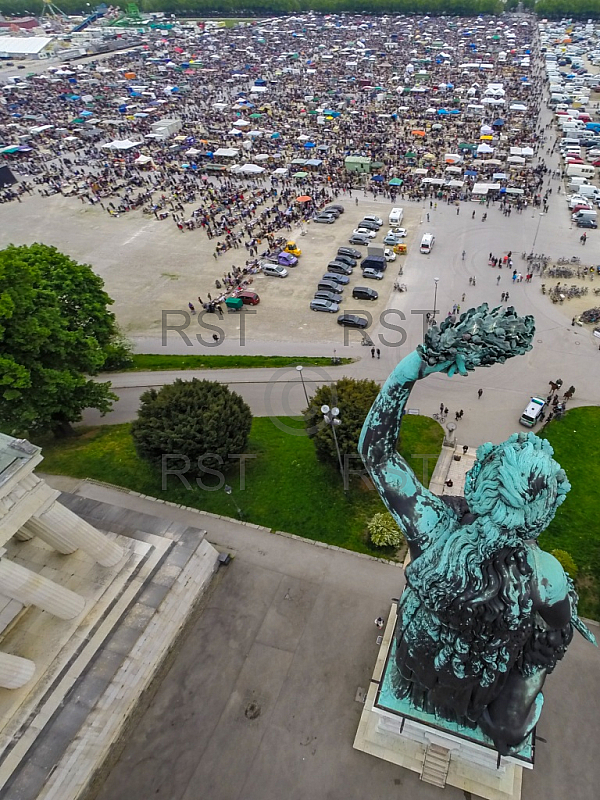 GER, Feature Luftbilder der Theresienwiese mit dem groessten Flohmarkt Bayerns veranstaltet durch das BRK 