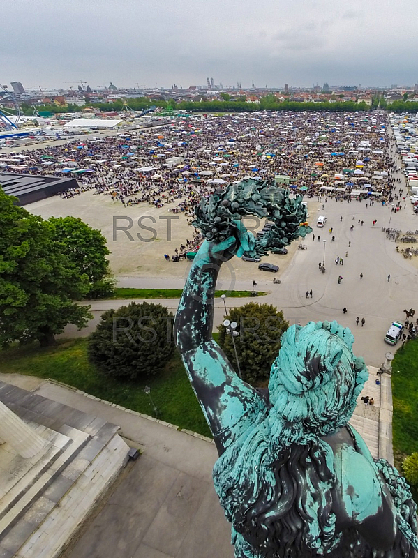 GER, Feature Luftbilder der Theresienwiese mit dem groessten Flohmarkt Bayerns veranstaltet durch das BRK 