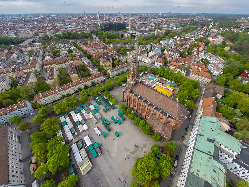 GER, Feature Luftbilder des Muenchner Maria Hilf Platzes mit aufbau der Auer Mai Dult