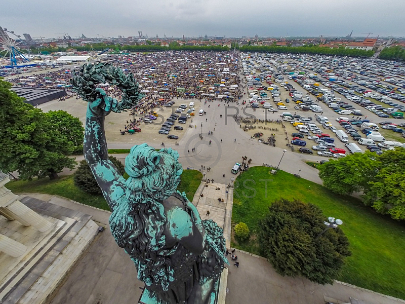GER, Feature Luftbilder der Theresienwiese mit dem groessten Flohmarkt Bayerns veranstaltet durch das BRK 