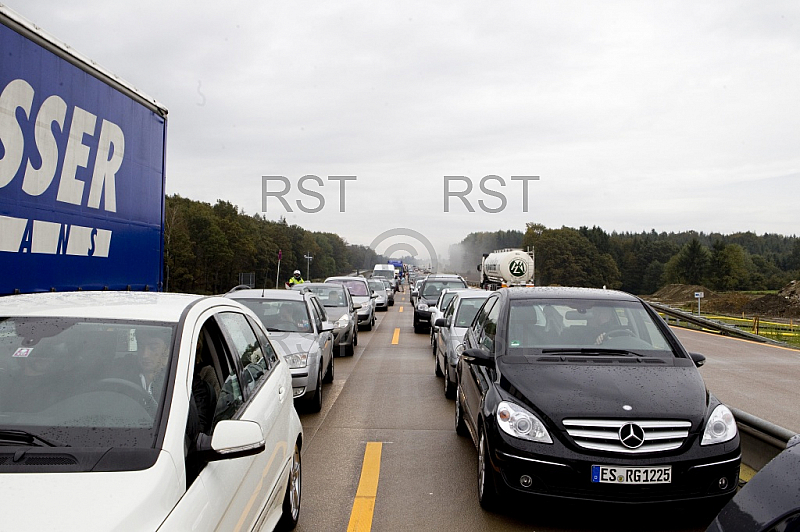 GER,Stau auf der A8 nach einem LKW Unfall