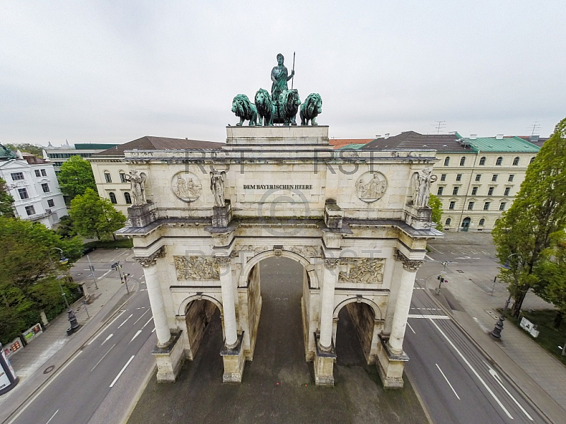 GER, Feature Luftbilder des Muenchner Siegestors mit seiner Quadriga