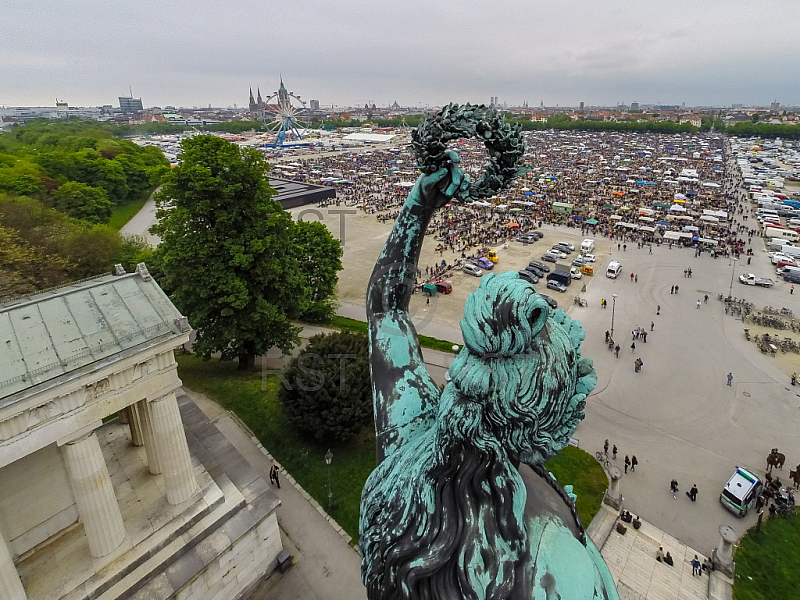 GER, Feature Luftbilder der Theresienwiese mit dem groessten Flohmarkt Bayerns veranstaltet durch das BRK 