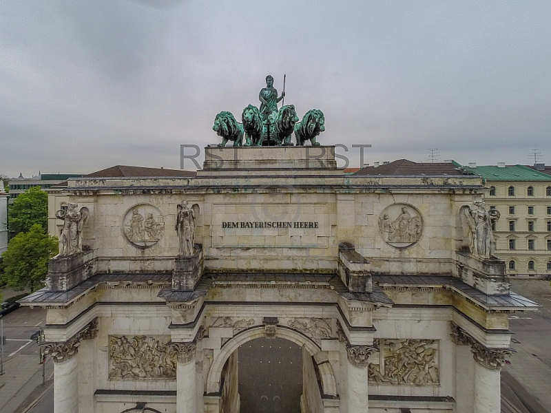 GER, Feature Luftbilder des Muenchner Siegestors mit seiner Quadriga