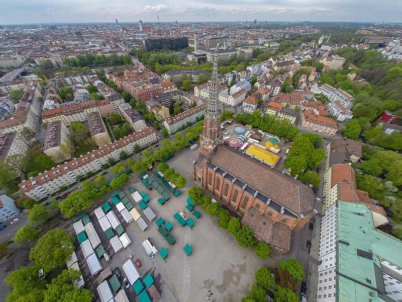 GER, Feature Luftbilder des Muenchner Maria Hilf Platzes mit aufbau der Auer Mai Dult