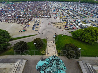 GER, Feature Luftbilder der Theresienwiese mit dem groessten Flohmarkt Bayerns veranstaltet durch das BRK 