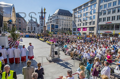 GER, Fronleichnamsprozession in Muenchen mit Kardinal Reinhard Marx
